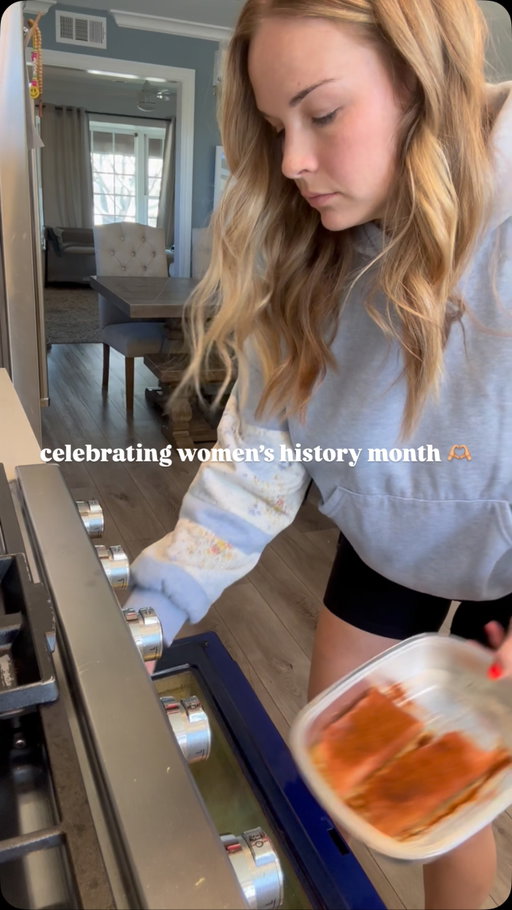 If you didn’t come from a strong woman, may strong women come from you. 💜 @hellofresh #HelloFreshPartner #WomensHistoryMonth