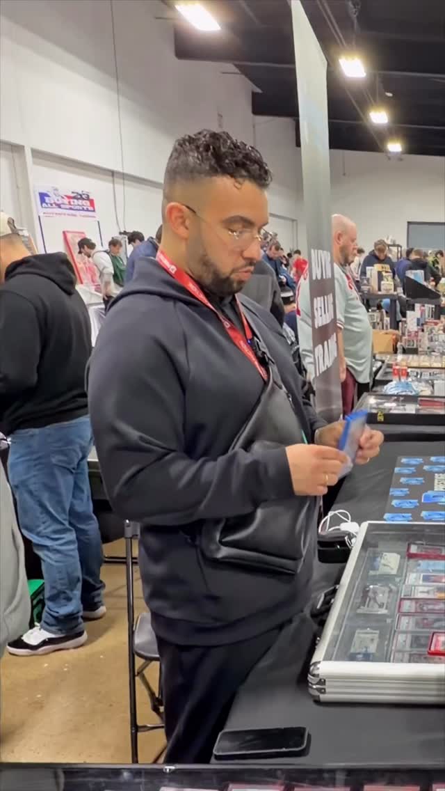 $20,000 Michael Jordan 1984 rookie.
Appreciate @thephillyshow for setting us up! This grail is going into the safe for a while 🐐