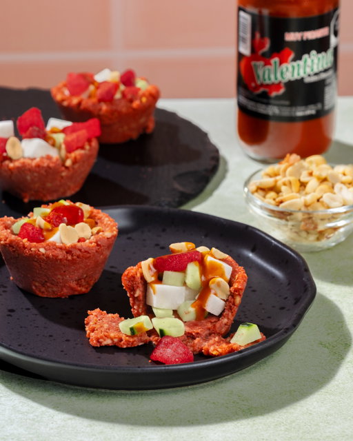 Prepara estas canastitas de cacahuates
y haz la botana más picosita y deliciosa con Salsa Valentina. 🌶️🔥

Ve la receta completa en nuestro TikTok.