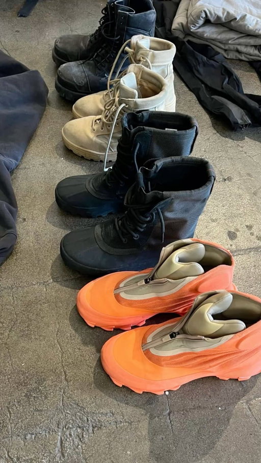 HIDDEN Yeezy Warehouse Sale in LA | 711 E 59th, Los Angeles, CA 📍

#yeezy #kanye #losangeles #fashion