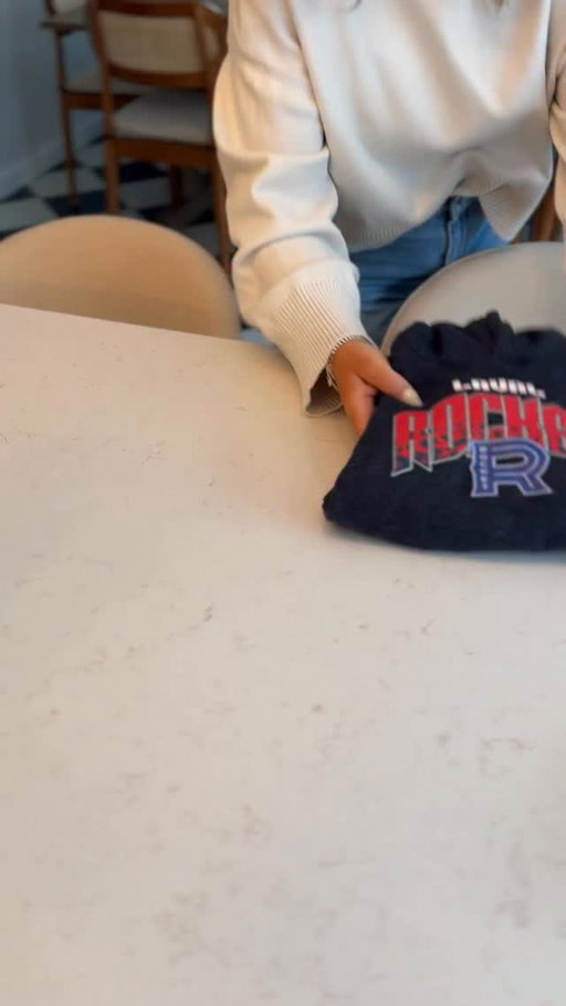 Une soirée hockey en famille avec @jacklinkscan = mission souvenirs réussie. 🏒 
Entre l’énergie dans l’aréna, le plaisir fou avec Sasquatch , les jeux pendant l’entracte et l’ambiance dans les estrades, Axel était complètement dans son élément. Petit détail de maman prévoyante : j’avais glissé dans mon sac les mini bâtonnets de bœuf Jack Link’s x MrBeast pour remplir son bedon avant la partie… et aussi après la soirée animée (évidemment 😅). Une collation pratique, délicieuse et riche en protéines pour des aventures en famille. Merci à Jack Link’s pour l’invitation et pour cette belle expérience au match du Rocket de Laval. Une soirée qu’on ne risque pas d’oublier. ✨#Dévorecommeunebête