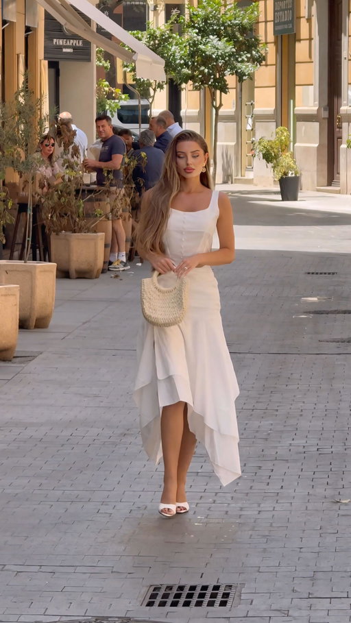Summertime, sunkissed skin, cocktails and Spanish vibes 🍹 #summer #elegant #fashion #spain