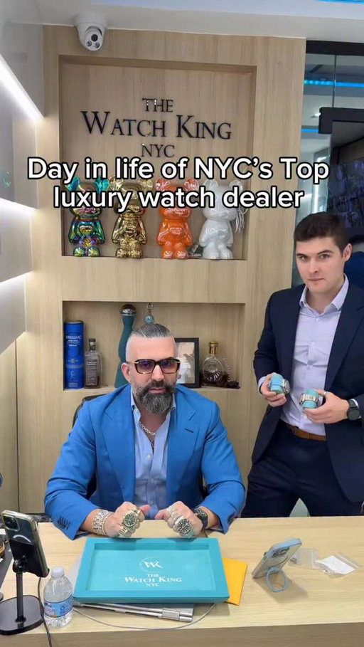 Imagine selling 6 figure watches on a handshake 

Crazy never before seen day inside NYC Diamond District 

Comment whose life you want to see next! 

#diamonddistrict #luxurywatch #nyclife #rolex #luxurylife