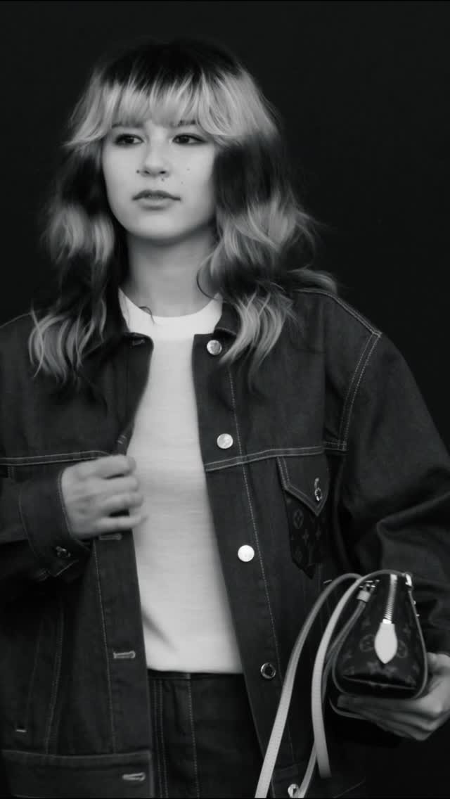 House Ambassadors and Friends of the House Zendaya, Hoyeon, Urassaya Sperbund, Liu Yifei, and Alysa Liu attended @NicolasGhesquiere’s latest presentation unveiling in Paris. Watch the full show via link in bio. 

#Zendaya #Hoyeon #UrassayaSperbund #LiuYifei #AlysaLiu