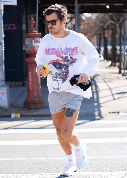 If Harry Styles can run in New Balances and a band tee, then you can, too. (We don't recommend the wired headphones and iPhone in the hand, though. Diabolical running form.) Visit the link in bio to get all the outfit details the singer sported in NYC this week. 🏃

Images via Getty
