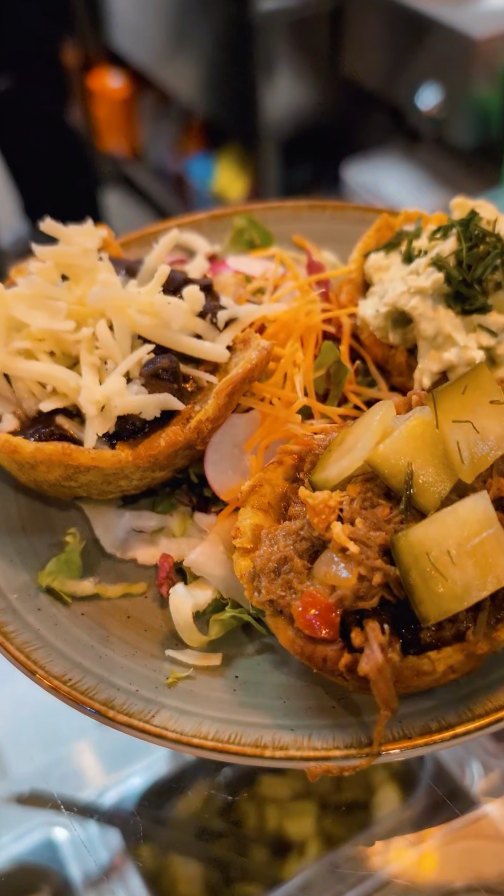 Comida latina en Suiza 😍🇻🇪

Si estás en Berna y quieres probar algo delicioso, tienes que visitar @losandes_bern.

📍Fabrikstrasse 16, 3012 Bern

¡Todo estaba para chuparse los dedos! 🤤

¿Qué plato latino extrañas más en Suiza? 👇

.
#latinosensuiza #venezolanosenSuiza #dominicanosenSuiza #vivirensuiza #berna