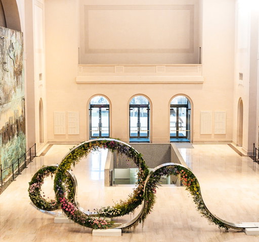 The Continuum. A helical structure — flowers on one side, mirror on the other — for the 20th anniversary of Art in Bloom at the St. Louis Art Museum. Photos by @susanshekphotography 

@stlartmuseum 
@rachelchofloral 

#artmuseum #livingart #floraldesign #fineart