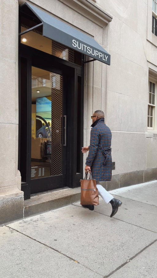 Popped into @Suitsupply #Philly to grab a new black suit

Linked up with my homie Kree and style expert and he introduced me to their Perennial Collection that offers suits at $599. Beautifully draped Reda fabrics with just a few alterations to my pants! 

Check out my story for a link to the collection 

#suitsuppy #menswear #mensstylepro #style