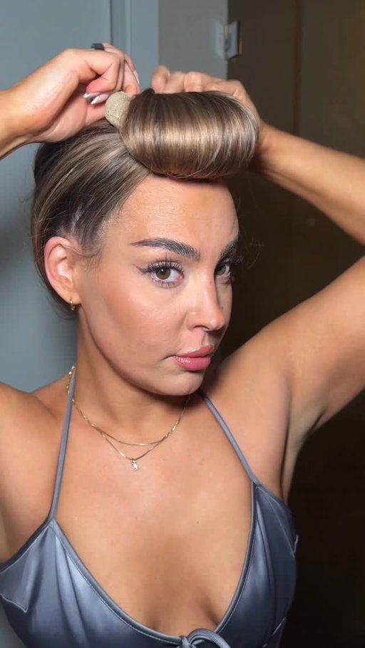 Quickest and easiest heatless curl method ✨🤎
@overnightblowout rod @redken naked oil and @eternalmusehair hair essence is all I need 

-
- 
#overnightblowout #overnightblowouttutorial #heatlesscurls #heatlesscurltutorial #haircare