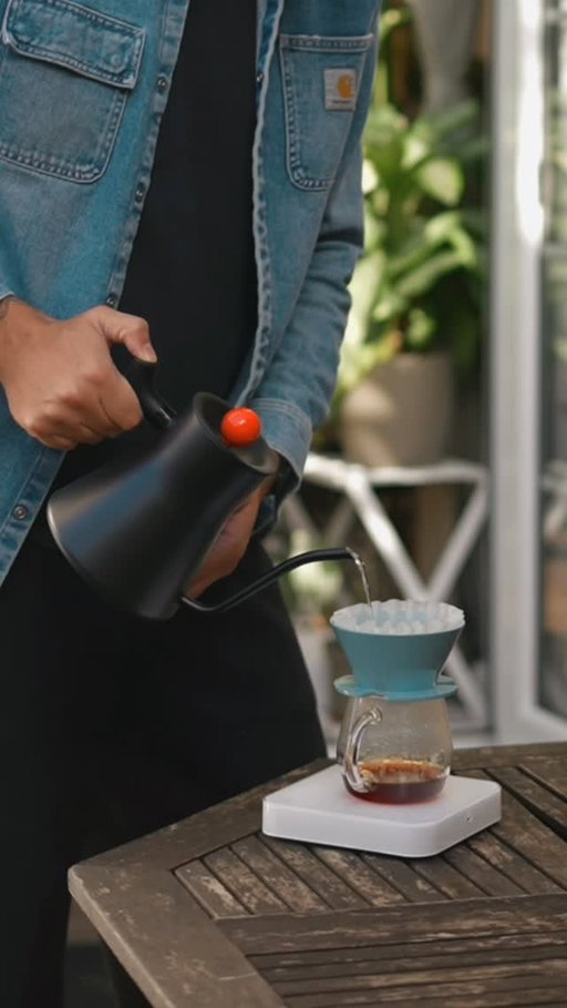 Some garden brewing 🏡 

Making and enjoying my coffee in the garden today. Doesn’t feel like I live in London anymore. 

#coffee #pourover #homecafe #baristadaily #cozyhome