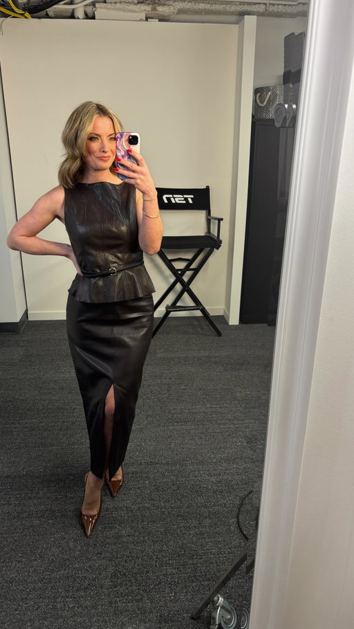 Walking into makeup with @jeniaoconnor.makeup every day like… GIRL! She knows way too much about me 😆 but her work is magic! #grwm #makeupartist 👗: @zara 👠: @retrofete