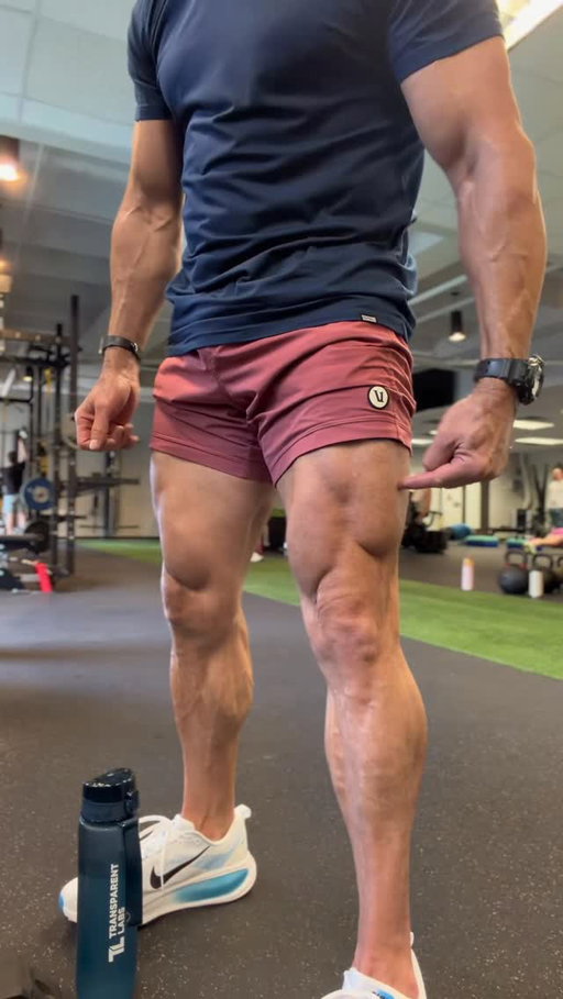 Still Squatting at age 54. Which version do you like better👇

Fueled by the cleanest, best tasting Supps on earth @transparentlabs Workout fueled by 💯 Whey Protein Isolate, Creatine HMB, and Intra EAA. Check it out in my bio👌🏻

#legday #squats #transparentlabs