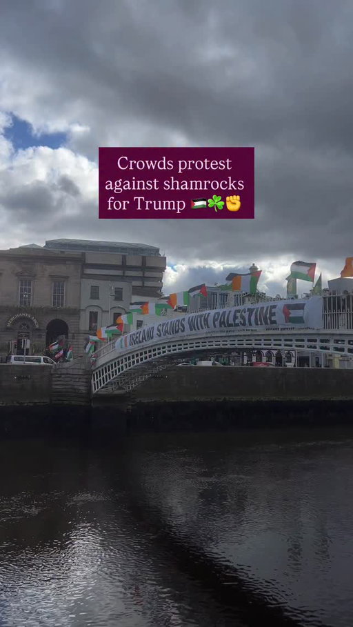 Happening now on Dublin’s Ha’penny Bridge ahead of the White House visit on St. Patrick’s Day 👏