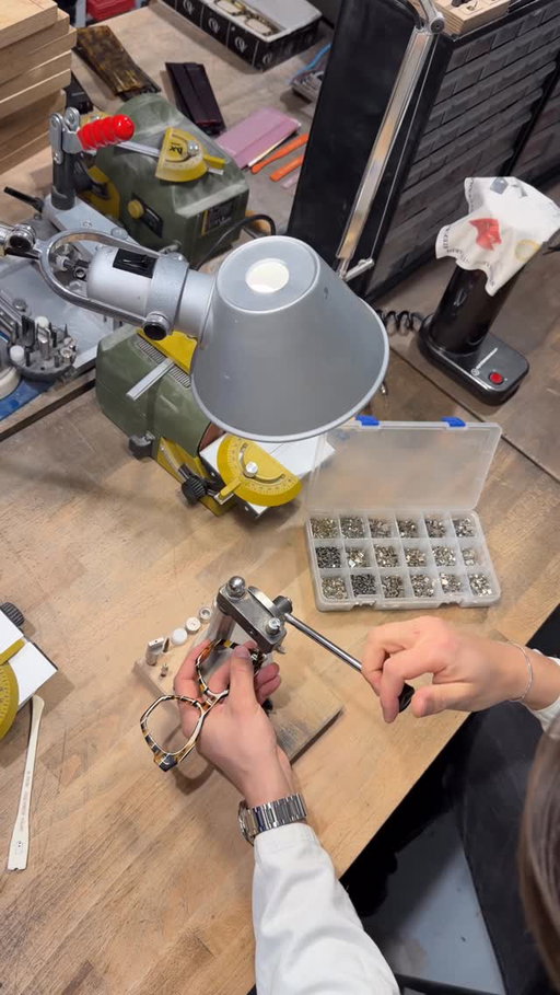 76 hours of work in 76 seconds. Here’s one of our bespoke eyewear process, start to finish.

📍Via San Gallo 134R, Firenze
📍Piazza Santa Maria Soprarno 1R, Firenze
📍Via Candia 10, Roma

#anticaocchialeria #bespokeeyewear #since1956
