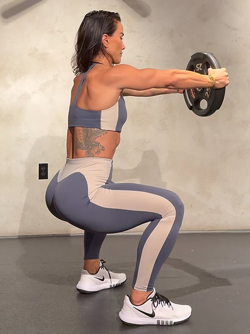 A full-body workout in new NikeSKIMS gym essentials that look as good as they perform.

Do this at home or in the gym using plates or dumbbells.

8-12 reps x 3 circuits:
1. Senada Getup
2. Head supported hollow body flutter kicks
3. Lateral lunge with front plate hold to reverse lunge with plate overhead
4. Bicycles crunches
5. RDL to squat clean
6. Plank shoulder taps to push up