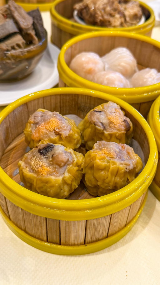 Saw that a new dim sum restaurant just opened up in Manhattan’s Chinatown on East Broadway so I went to try it. 100 feast lounge is beautiful inside as it is newly renovated and there were a good variety of dishes pushed around in carts. The food was decent and the prices were not bad at all.
Medium: $4.75
Large: $5.50
XL: $6.50
Special: $7.75
#nycchinatown #nycrestaurant #nyceats #eatingnewyork #nycfoodie