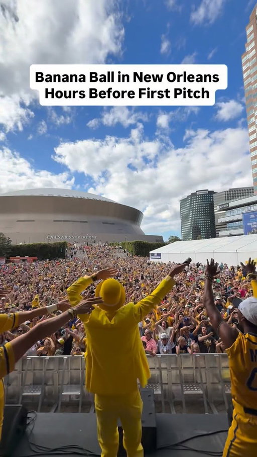 The stage is set. The energy is high. New Orleans, let’s do this! 🤩

#savannahbananas #bananaball #neworleans #nola