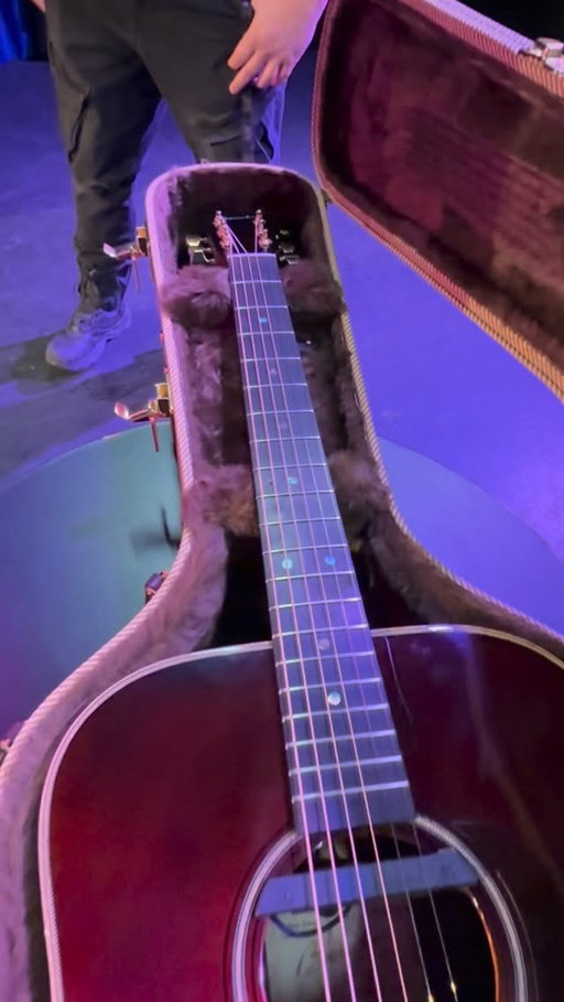 MERCI infiniment @boucherguitars Nico, Robin, James, Julien et toute l’équipe. #guitare #patrickgroulx #humour #tournée2026