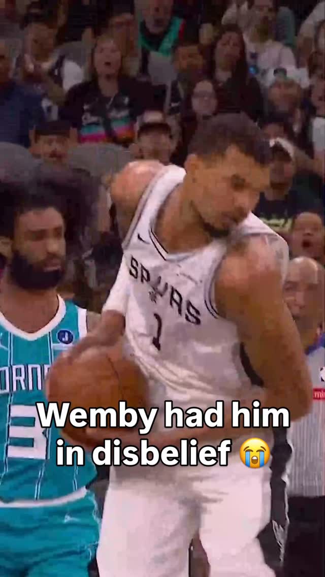 Coby White was SHOCKED after Victor Wembanyama pinned his shot on the glass and caught it 😅😤

(via @nbaonprime)