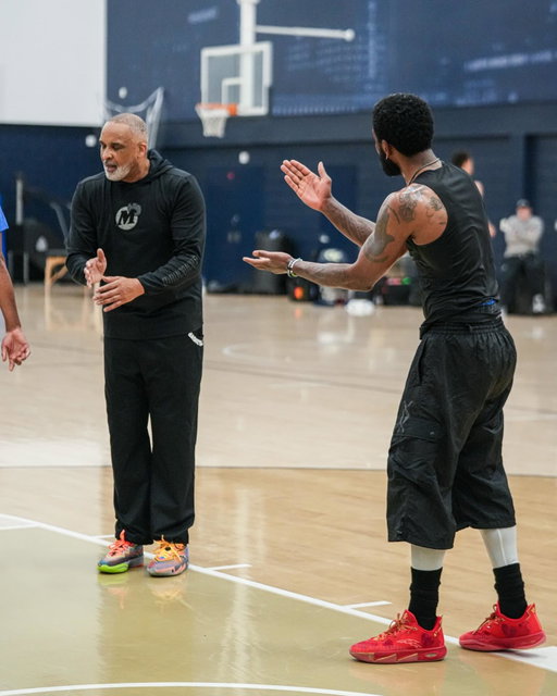 YOG @kyrieirving and OG debating.  What are we talking about 👀. Best 2 captions win a #smallball … Winners announced on Monday.  #hesalwayswrong