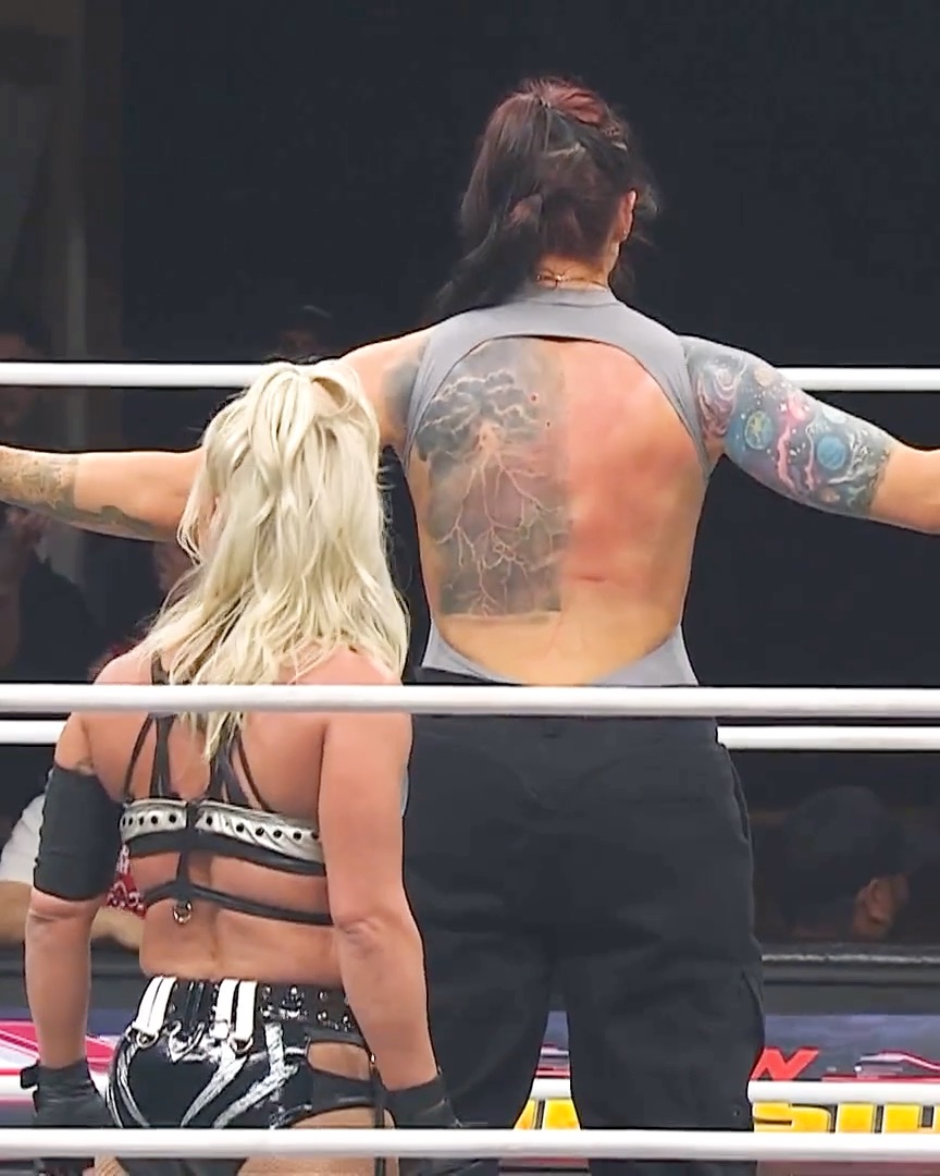 @CallMeKrisStat refuses to stay down despite AEW Women’s World Champion @Toxic_Thekla’s brutal assault 😱

#AEWCollision is on NOW on TNT & streaming on HBO Max!