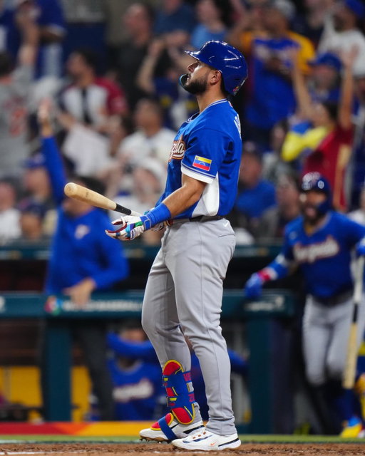 Clutch 3-run homer for Team Venezuela 🇻🇪