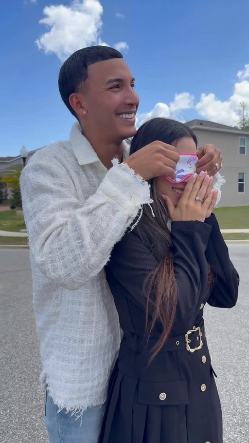 El carro de sus sueños para la mujer de mis sueños🥹❤️ TE MERECES EL MUNDO AMOR MIO 🫶🏼