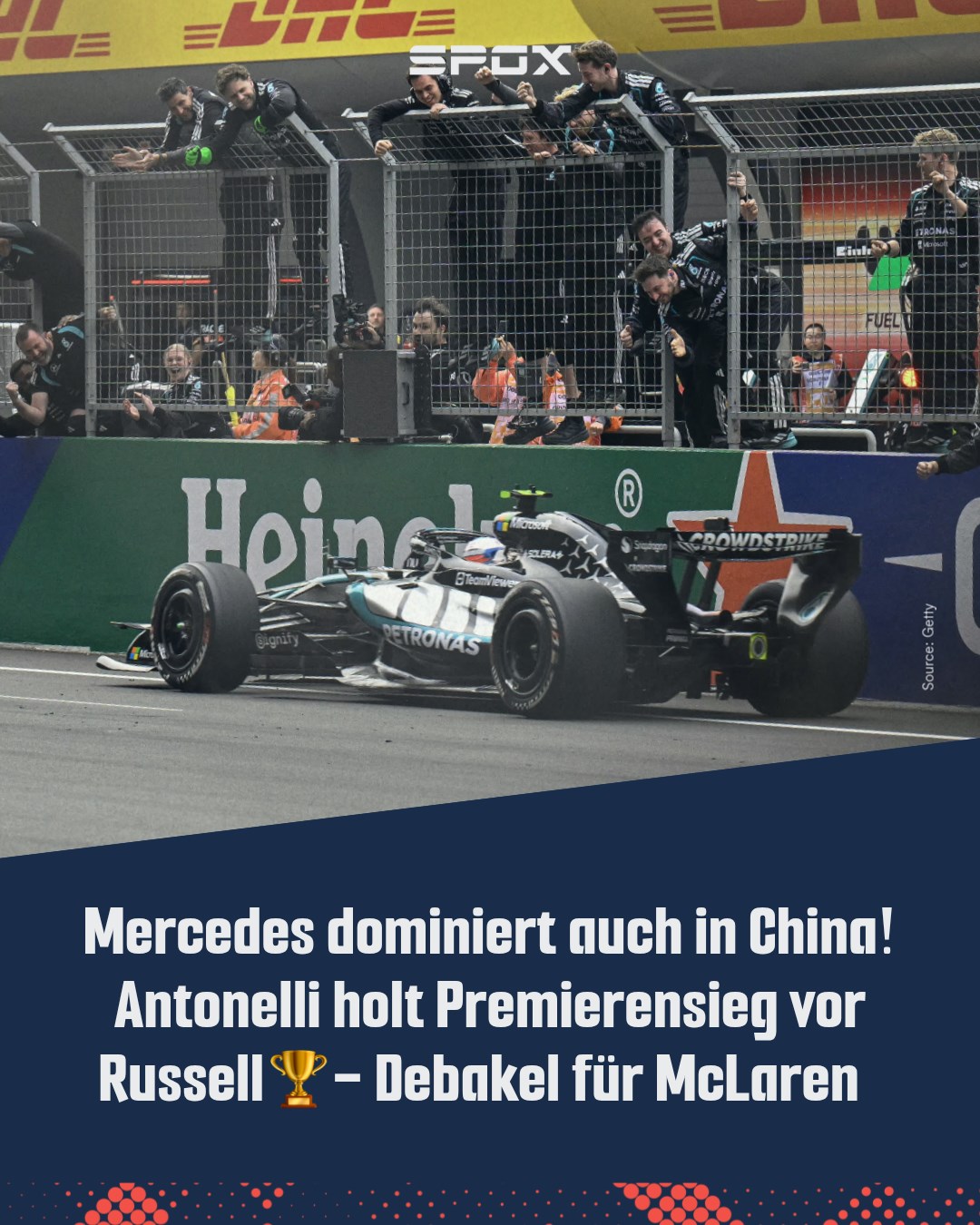 Mercedes bleibt auch im zweiten Rennen der Saison das Maß aller Dinge. Kimi Antonelli gewinnt bei seinem Start-Ziel-Sieg in Shanghai erstmals einen Formel-1-Grand-Prix. 👏🏆 Teamkollege George Russell fährt auf Platz zwei vor Lewis Hamilton und Charles Leclerc im Ferrari. Nico Hülkenberg verpasst auf Rang 11 die Punkte. Besonders bitter lief das Rennen für McLaren: Wegen Schäden an beiden Boliden kann keiner der Fahrer in China starten🫣