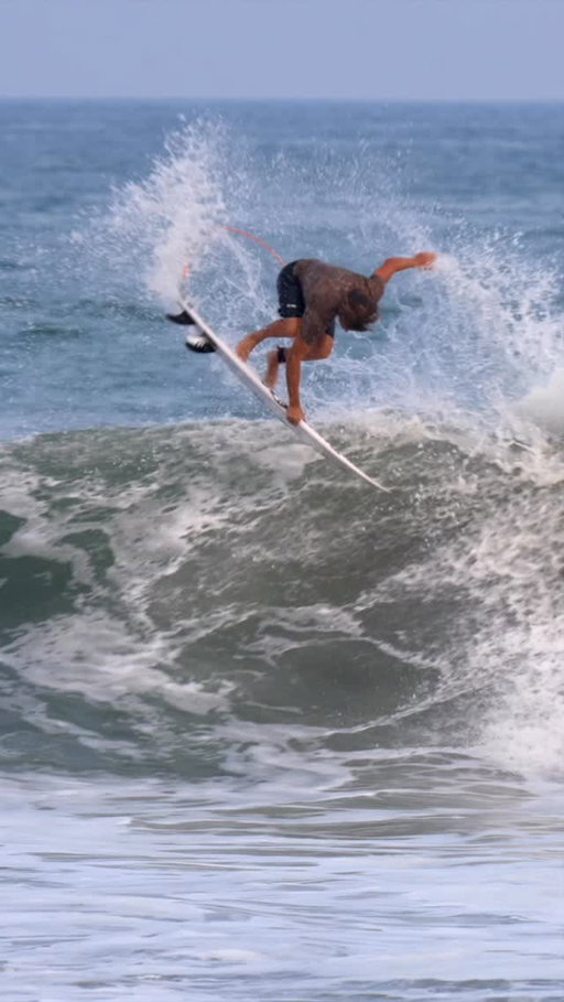 The salsa dance begins down here in Mexico with the @roark fam! 💃🏼🇲🇽💃🏼 Excited to improve every day 🙇🏼‍♂️⚔️🙇🏼‍♂️ Stay tuned riding a Synergy from @sharpeyesurfboards 
📸 @shakserdani_3