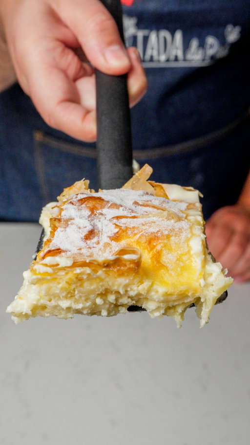 Mil Folhas de Limão...na Air Fryer! 🤩
Quem quer Provar?
A melhor sobremesa que vai provar em apenas 5 minutos.

 ✨Comente Mil Folhas e receba a receita completa!✨
 
Só vai precisar de:
- 1 Embalagem de massa filo
- Açúcar em pó q.b.

Para o creme de queijo, só vai precisar de:
- 500 g Queijo fresco ou mascarpone
- 1 Ovo
- Sumo e raspa de 1 limão
- 50 g adoçante ou açúcar

Para o creme de pudim, só vai precisar de:
- 2 Ovos
- 1 Pudim proteico de baunilha (120 g)
- 80 ml Leite
 
Mais simples, mais prático e... Sempre com as Air Fryers da @radiopopular e as receitas da @apitadadopai , a melhor combinação na cozinha. ❤️

#milfolhas #receitas #airfryer #apitadadopai #radiopopular