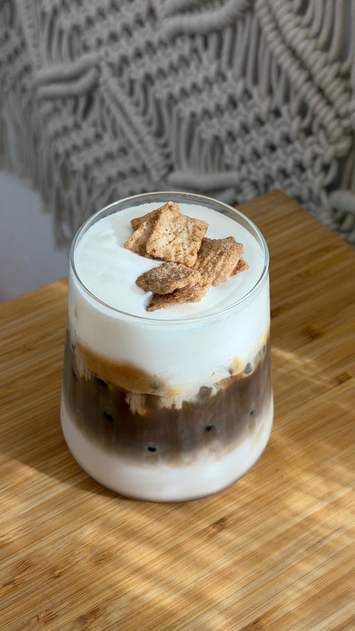 cinnamon toast crunch latte 🤎

• about 6oz left over @cinnamontoastcrunch cereal milk 
• 1/2 Tbsp @monin_usa cinnamon bun syrup
• 1/2 Tbsp @drink.surrup hazelnut praline syrup
• double shot of espresso 
• Cold Foam: 3 Tbsp heavy cream, 1 tsp powdered sugar + 1 tsp vanilla syrup 
• cereal for topping 

#icedlatte #icedcoffeerecipe #coffeerecipes #coffeecorner #cinnamontoastcrunch