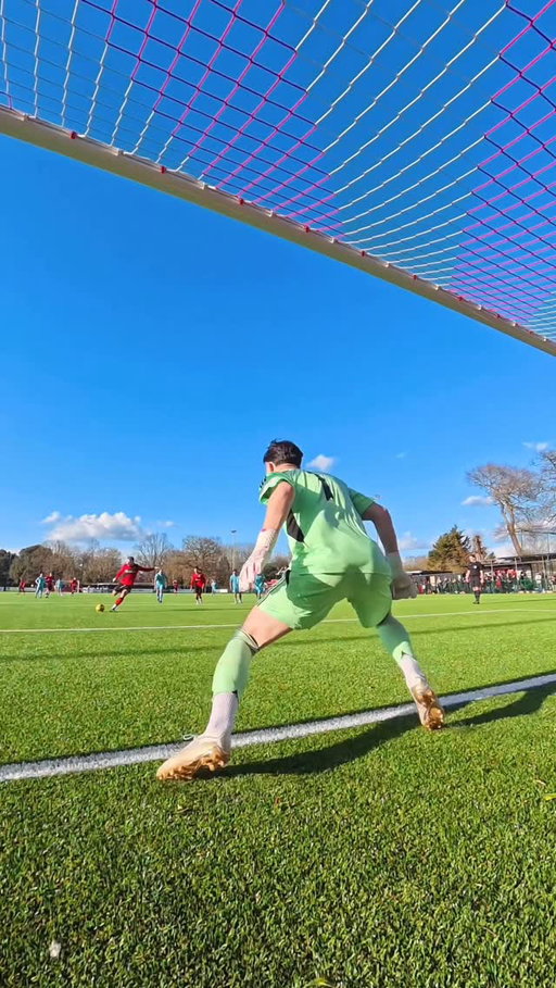 HOW⁉️ @theonegloveco #goalkeeper #goalkeepertraining #football #viral #reels