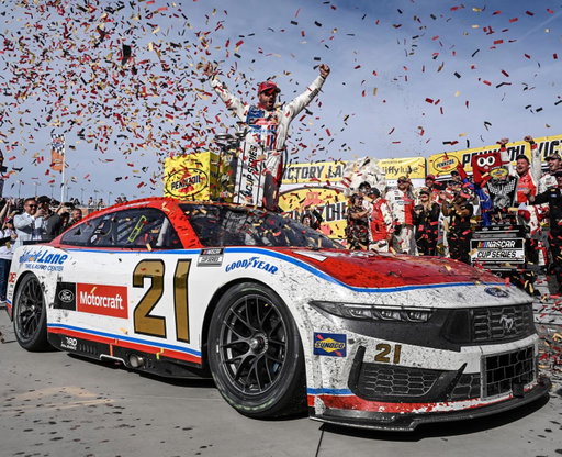 1 year since @joshberry88 led the pack to his first Cup Series win at Las Vegas! 🎲 Looking for a repeat today.

📺 4:00 ET