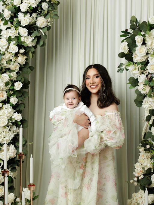 How could I not be thankful when God gave me his two most precious gifts. Being a mother was all I ever wanted to be, this is where life begins and love never ends! 🤍💐🫧🕯️

📸: @capturedartbymaria__ 
💄: @styledby.jovana 

#explore #mother #mom #motherhood #pregnancyisbeautiful