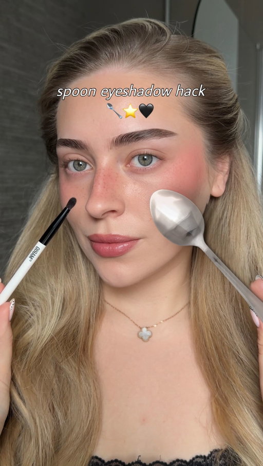 following @ryleyisaac spoon hack video🥄⭐️✨ save it to try later, makes eyeshadow so easy! 
products:
@tomfordbeauty eye color quad palette in ‘01 metallic mauve’ 
@urbandecayuki moondust eyeshadow in ‘cosmic’ 
@makeupbymario E6 shadow brush 
#makeup #eyeshadowhacks #makeuphacks #beautyhacks #makeuptips