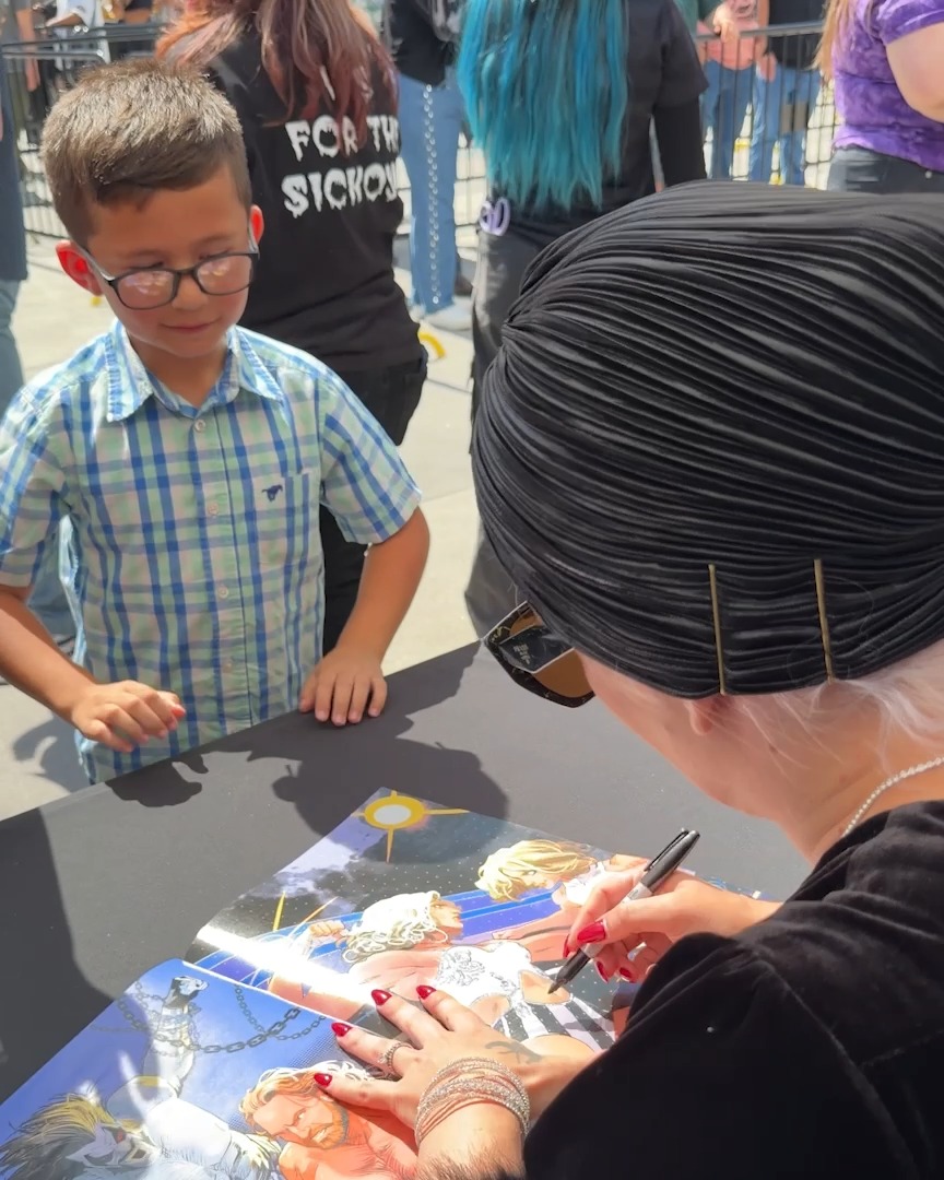 Fans packed the @DCOfficial x AEW Comic Signing ahead of #AEWRevolution in Los Angeles to get the DC x AEW DOUBLE ISSUE (#1 & #2) autographed by @OrangeCassidy and “Timeless” @ToniStorm_! 🤩

The Giant-Size comic drops Wednesday on ShopAEW.com!