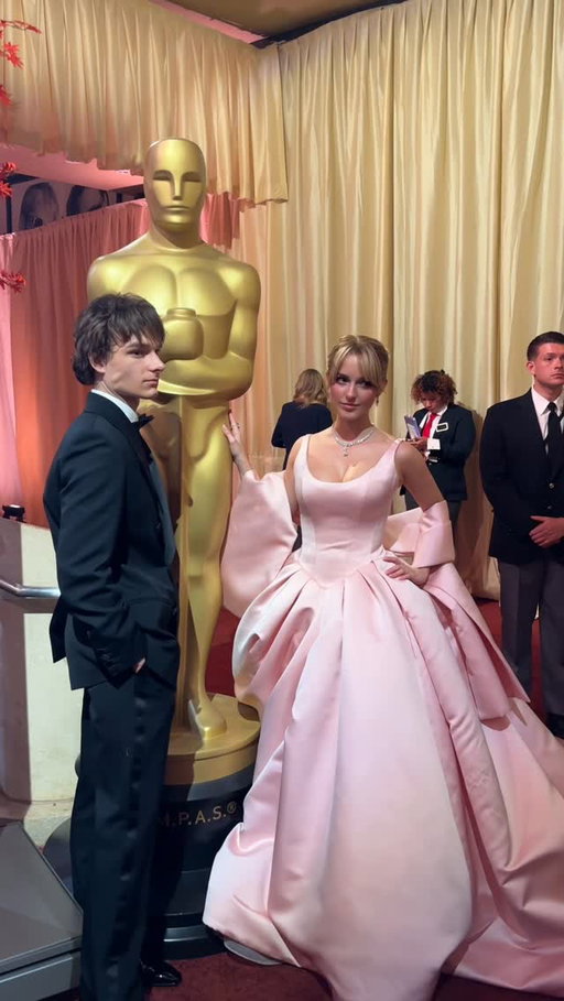 Mason Thames and McKenna Grace have arrived at the #Oscars