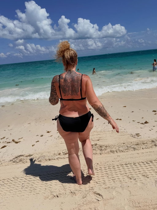 Certainly not something I would have felt even remotely comfortable doing 155lbs ago. Being almost 400 lbs I tried to hide from the camera & life. Am I perfect,where I want to be? HECK NO! But, I am trying hard to get there and be healthy & strong everyday! Thanks to my big fitness and Bari-family. 💪🏻🤗🥰