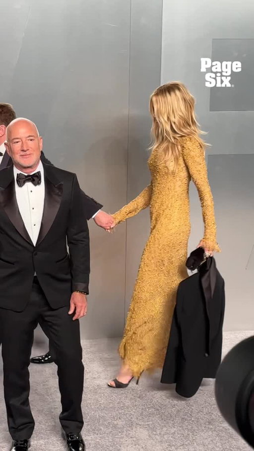 The Vanity Fair Oscar Party red carpet is crazy because what do you mean Nicole Kidman just photobombed Lauren Sánchez and Jeff Bezos 💀