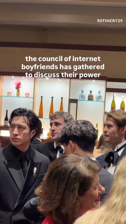the group chat is about to go absolutely feral: #HudsonWilliams, #PaulMescal, and #JoeAlwyn chat backstage at the #Oscars and I NEED to know what they’re talking about 😳