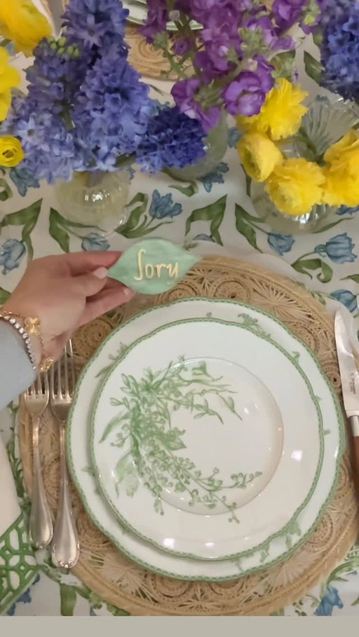 The prettiest, reusable place card . . . Glass mosaic tiles from a home improvement store. Use a paint pen to easily erase the name for your next party!

*Comment with TILE for a link to your DM!
.
.
.
#namecards #placecards #tablesettingideas #prettydetails #fyp