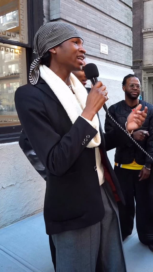 This dude pulled up on me outside Washington Sq Park with the most incredible voice 🔥🙌 A separate rap trio @wildeastradio had spawned in during the previous beat - I had run into them last March in p much the same exact area so I recognized them 😂 They stuck around while I attempted my first Amapiano beat courtesy of @iamdominicaugustin .. One of my fav moments on stream yet 😮‍💨