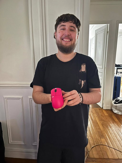 Happy Monday everyone! Bit of grind with my pink limited edition @pulsargg mouse before leaving for BLAST (I’m using the medium size).

Still available at the link in my bio!