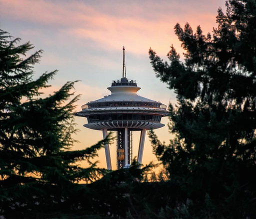 Seattle, framed just right. #Oberto 🌇🎡🏔️🏙️ | 📷: @jameswhelan88