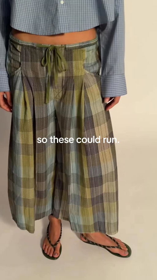 Proof that everything always comes back in style. Link in bio to shop the Telluride Wide-Leg Crop Madras Pants.