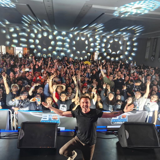 Just got home from Mexico City and I'm still shocked every time I go to Mexico just how many people love Malcolm there. It's amazing hearing everyone's stories about how the show meant so much to them! Can't wait for everyone to see the 4 new episodes.