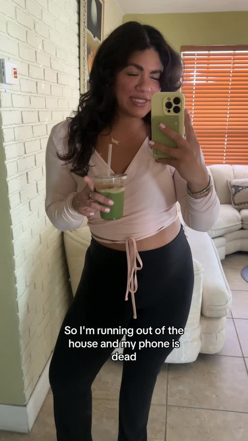 just a girl with too much screen time !!!

this battery pack has been living in my bag at all times @gallevant_official 

#miami #yogateacher #iphone #girlthings #techessentials