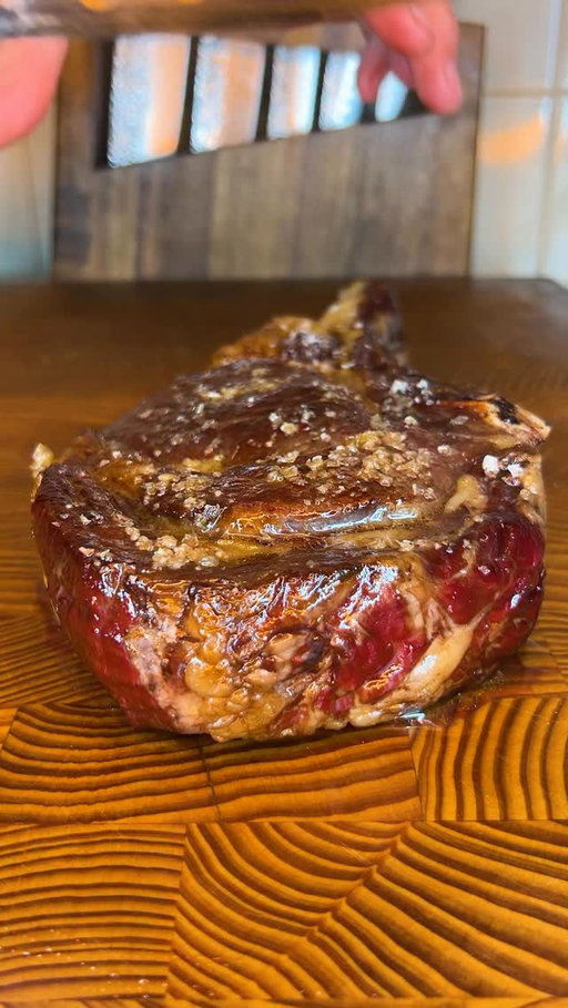 This Rib-Eye Steak should absolutely not be legal 😂🥩