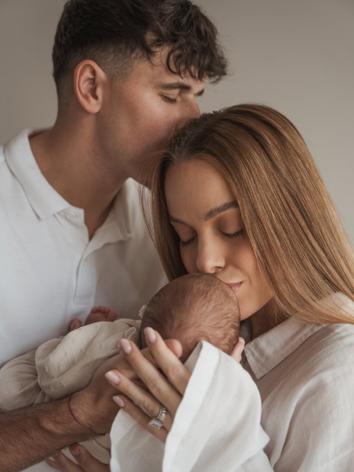 30🎂

Az elmúlt években minden szülinapomra, hullócsillagnál, 22:22-kor, elhagyott szempillánál, négylevelű lóherénél és az összes klisé “babonánál”, amikben nem is hiszek, csak biztos ami biztos alapon, őt kívántam.
Valahogy régóta érzem, hogy a 30 egy különleges kor lesz számomra, kifejezetten vártam. Azt viszont nem gondoltam, hogy pont őt, a legnagyobb vágyam és legszebb ajándékom kapom erre a különleges alkalomra.
Ezzel pedig a kívánságaim is elfogytak, megvan mindenem, így idén már nem is kívántam semmit, talán azt, hogy maradjon minden így.
Maradjunk egészségesek, szeressük egymást mindig ennyire.
A harmadik x-et a legnagyobb boldogsággal és szeretettel kezdem, ami csak a szívembe belefér. 🩷