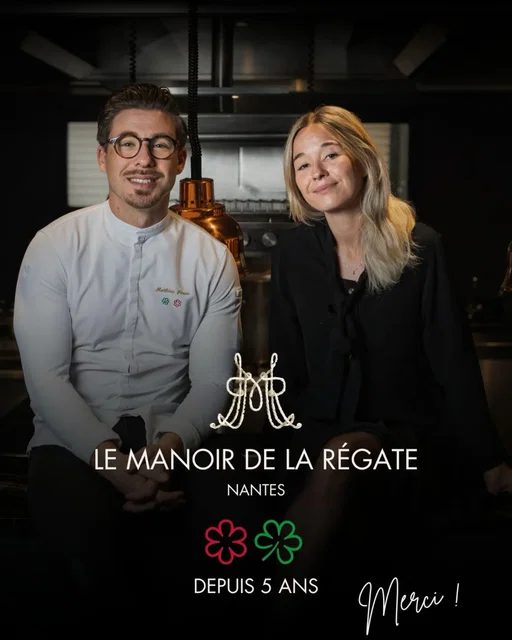 Merci au @michelinguide qui nous renoue sa confiance pour la 5ème année consécutive.
✨🫶🙏

Nous sommes fiers de voir ces belles étoiles briller sur notre maison. Elles donnent du sens à notre travail, elles valorisent nos équipes, nos producteur·rices, nos partenaires
et elles nous donnent envie, chaque jour, d’être à la hauteur de cette récompense et de vous combler du mieux qu’on puisse pour chaque moment que vous venez passer au Manoir de la Régate.

#guidemichelin #etoile #restaurantetoile #nantes #merci